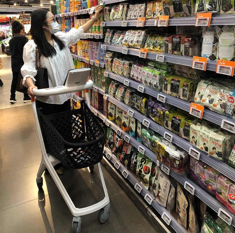 I like shopping using a smart shopping cart as it is very convenient 