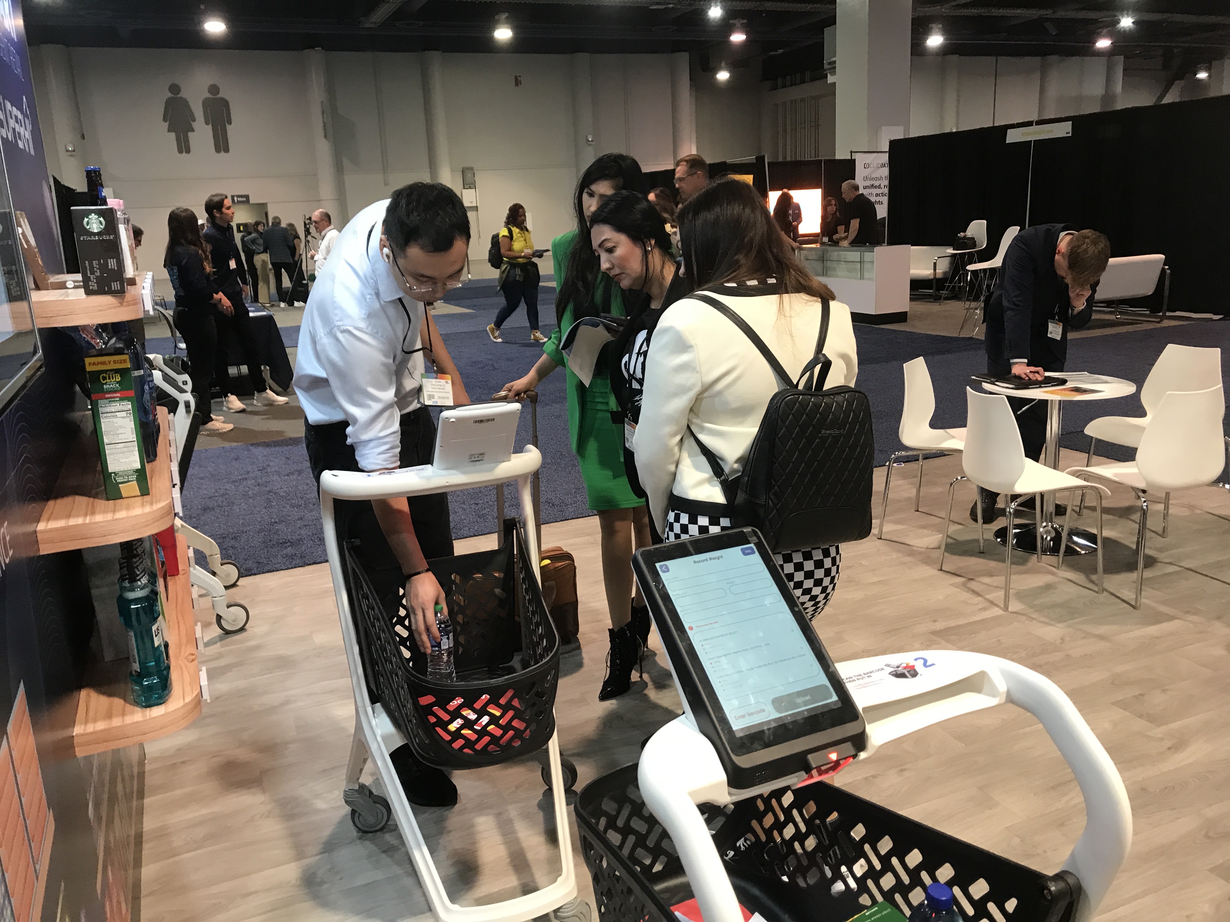 SuperHii smart shopping cart attended the Smart Retail Tech Expo and got much praise