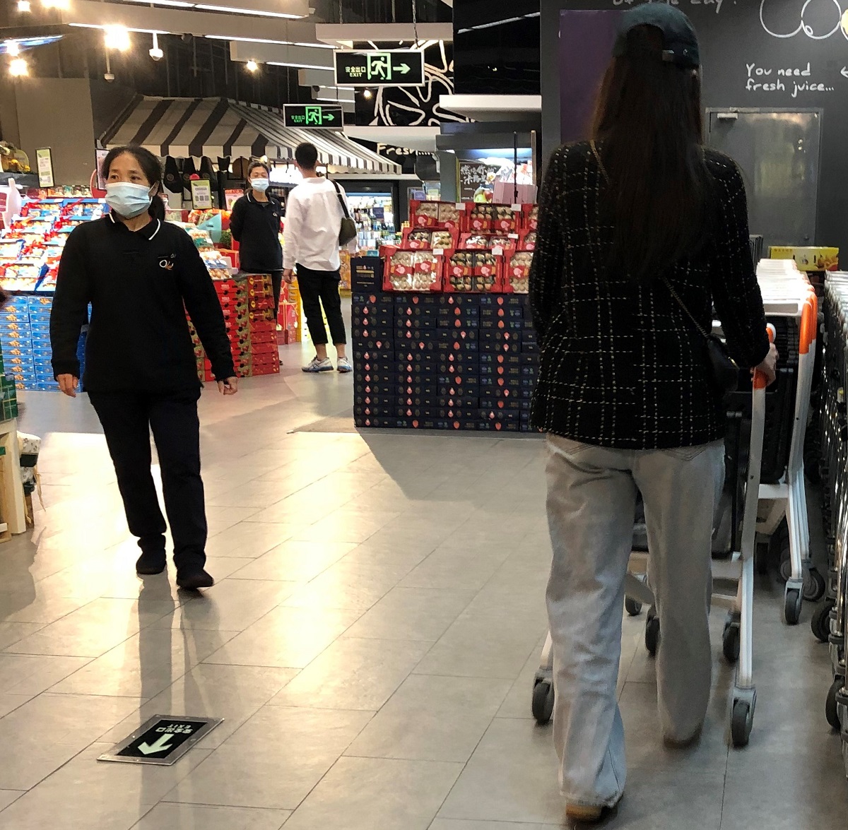 What makes Superhii smart shopping trolley more efficient for retailers?