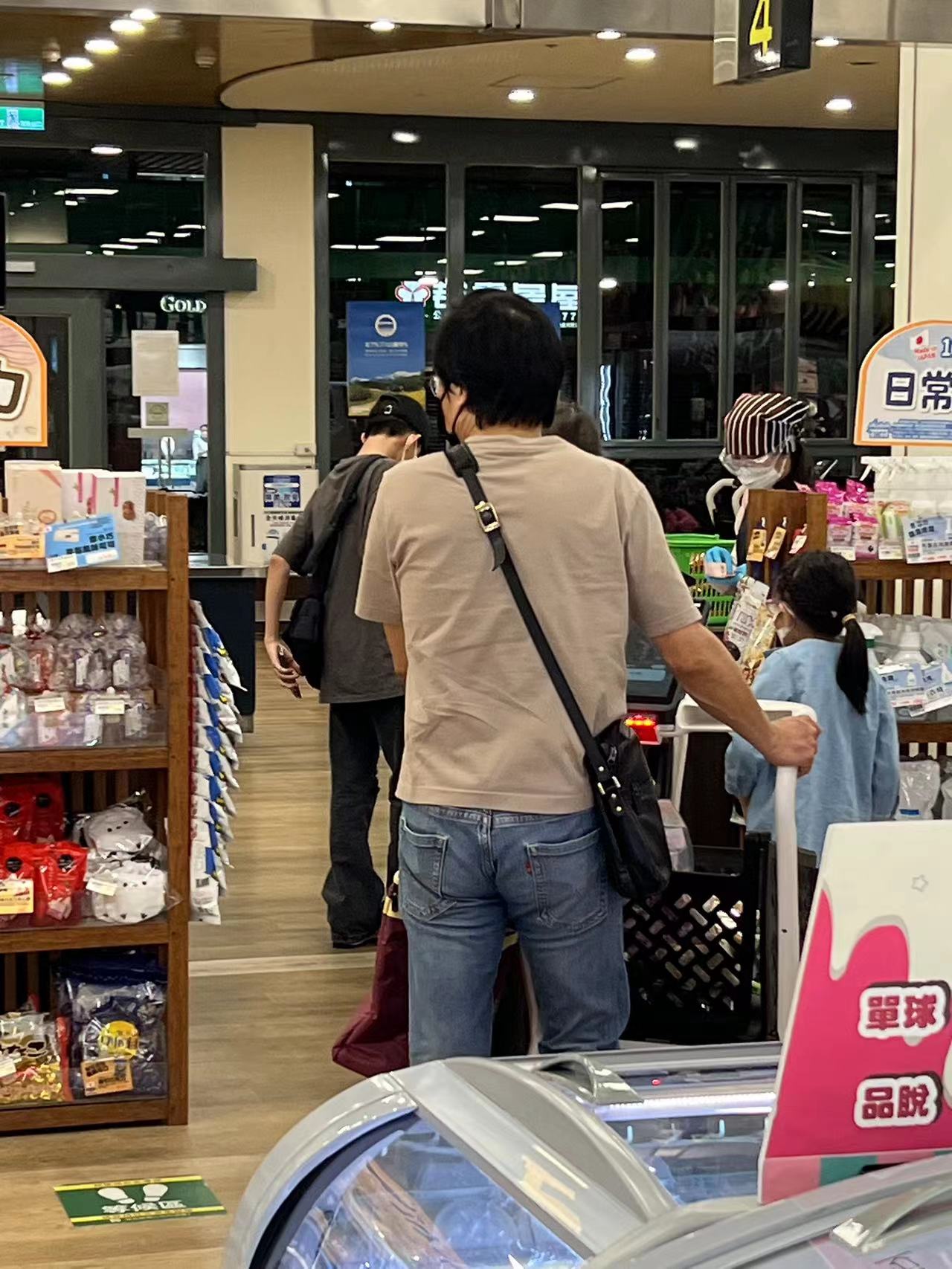 SuperHii AI Powered Shopping Cart Changes the Retail Industry