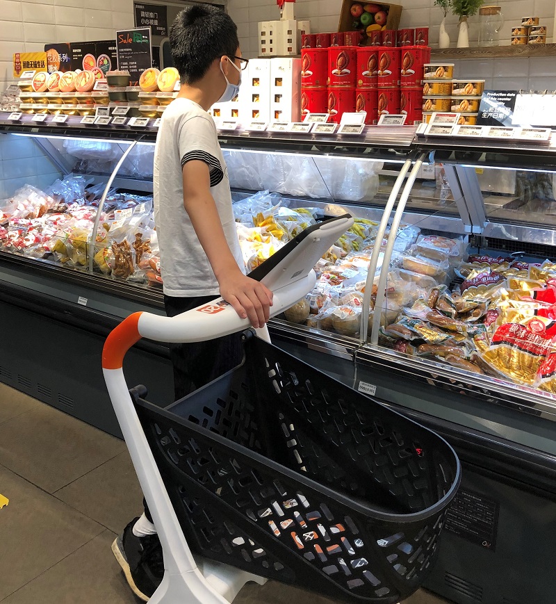 Superhii technical manager made a detailed introduction of the smart shopping cart 
